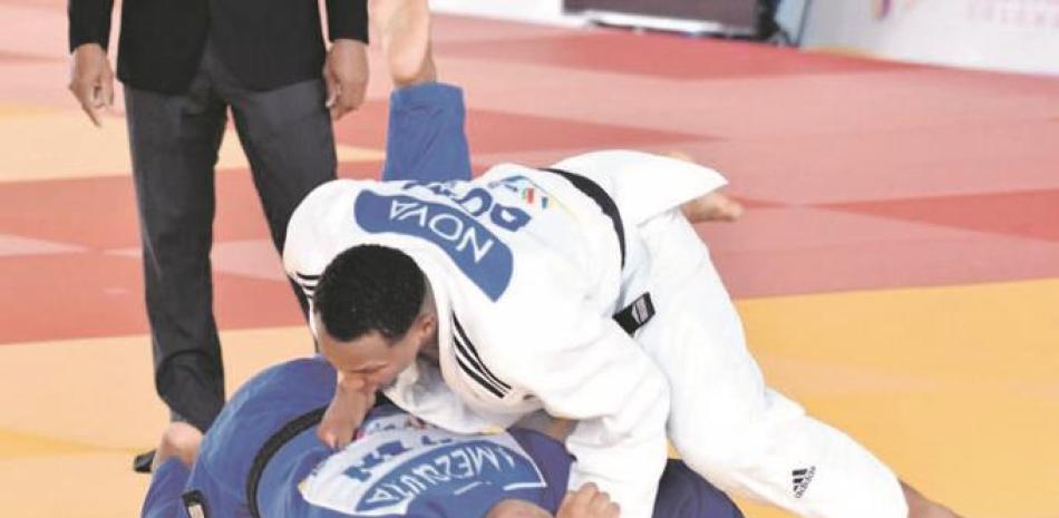 El judoca dominicano José Nova aplica una técnica al ecuatoriano Freddy Miguel Figueroa, en un combate correspondiente a los 100 kilogramos. Nova quedó con la medalla de oro de la división. (Cortesúia Ernesto Beltré)