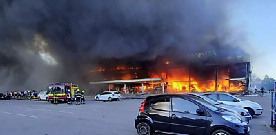 Incendio en un centro comercial de la ciudad de Kremenchuk, en Ucrania, tras un ataque del Ejército de Rusia. Europa press
