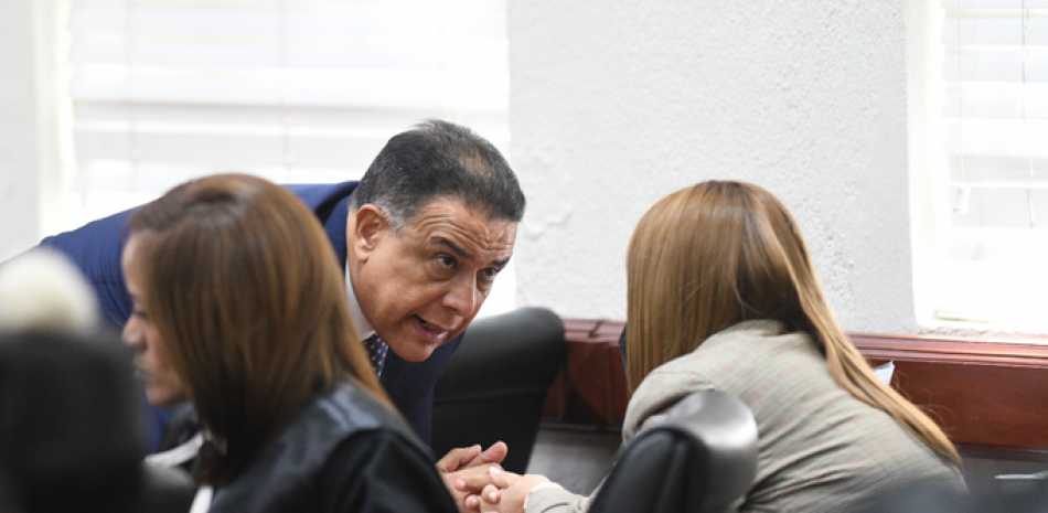 Alexis Medina conversa con una abogada de su defensa. RAÚL ASENCIO /LD