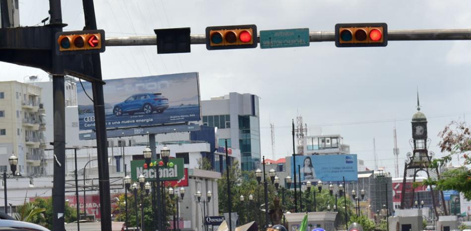 Los semáforos inteligentes podrían detectar a los violadores de la ley y ayudar a mejorar el flujo en las arterias más concurridas de la capital. Foto: Jorge Luis Martínez.