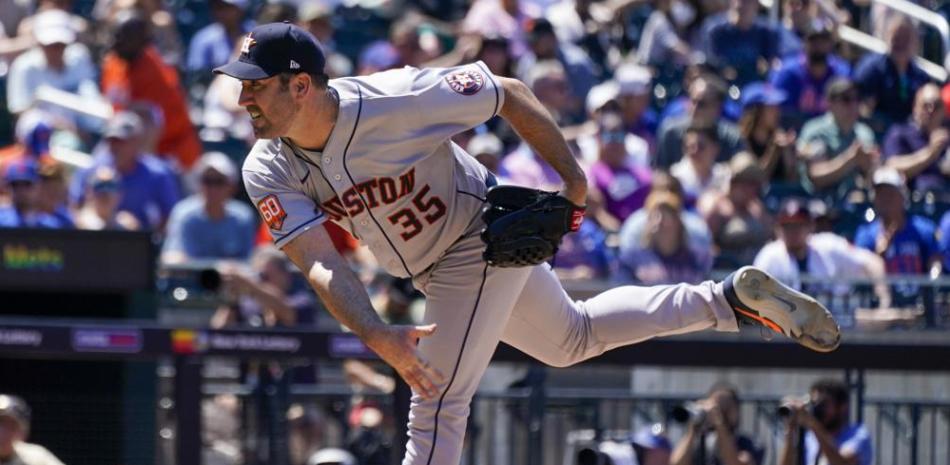 El lanzador abridor de los Astros de Houston Justin Verlander lanza en la quinta entrada del juego ante los Mets de Nueva York.