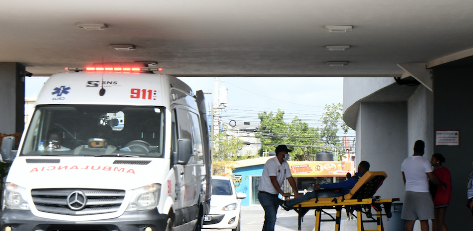 La ambulancia del 911 acudió a tiempo a socorrer a Ramón María Consuegra. LISTÍN DIARIO