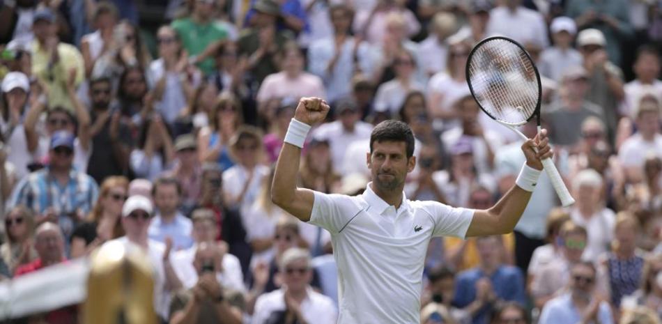 Novak Djokovic celebra tras vencer a Thanasi Kokkinakis en la segunda ronda de Wimbledon.
