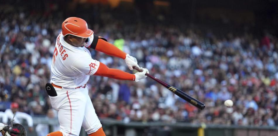 Yermin Mercedes, de los Gigantes de San Francisco conecta un hit en el segundo inning del juego de la MLB que enfrentó a su equipo con los Tigres de Detroit.