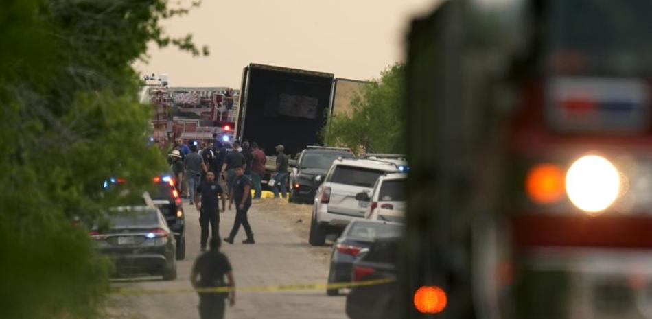 Vista del lugar donde se hallaron varios cadáveres en el interior de un camión de carga el lunes 27 de junio de 2022 en San Antonio. Foto: Eric Gay/AP.