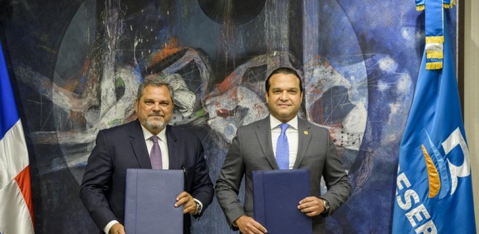 Junior Noboa, Comisionado Nacional de Béisbol junto a José Manuel Almonte, sub administrador administrativo de BanReservas, luego de la firma del convenio.