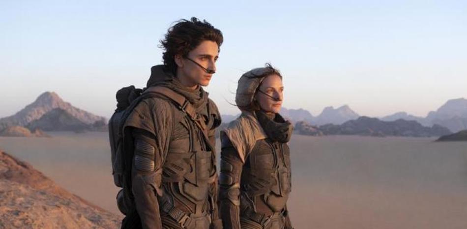 En esta imagen difundida por Warner Bros. Pictures, Timothee Chalamet, a la izquierda, y Rebecca Ferguson en una escena de "Dune". (Warner Bros. Pictures vía AP)