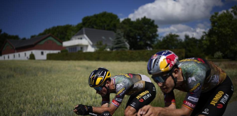 Primoz Roglic, y el belga Wout van Aert durante una sesión de entrenamiento el jueves un día antes de que comience el Tour de France en Copenhague, Dinamarca.