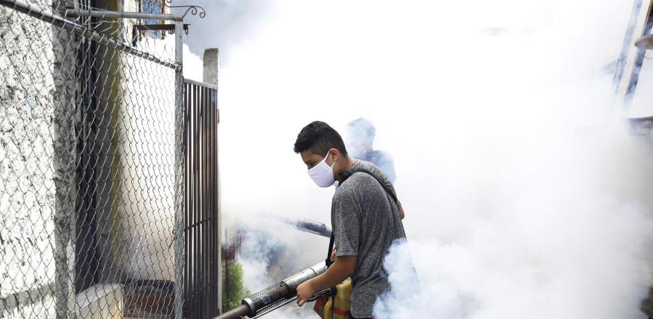 En la imagen de archivo, fumigación para erradicar criaderos de mosquitos transmisores de enfermedades como el dengue en San Salvador (El Salvador). EFE/Rodrigo Sura