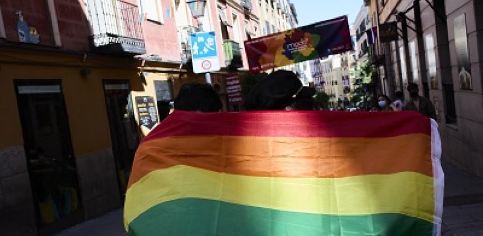 Bandera LGTBI en el barrio de Chueca durante la celebración del Día Internacional del Orgullo LGTBI. Europa press