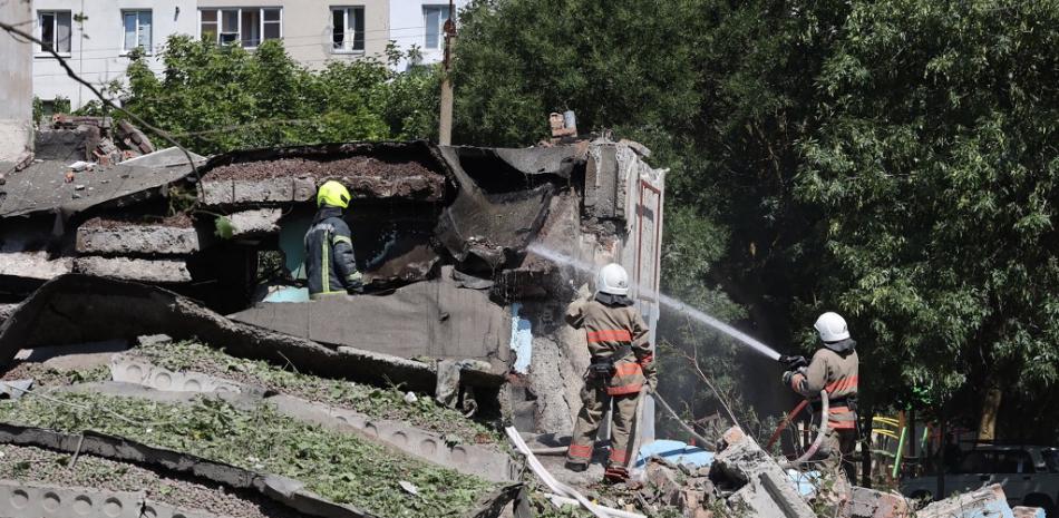 Rescatistas trabajan en los restos de un edificio destruido tras el impacto de un misil en la ciudad ucraniana de Sergiyvka , cerca de Odesa, que causó al menos 18 muertos y 30 heridos, el 1 de julio de 2022. Foto: Oleksandr Gimanov/AFP.