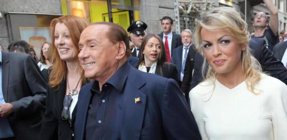 Silvio Berlusconi y Francesca Pascale en foto de archivo. En marzo de 2020, el exprimer ministro, entonces de 83 años, oficializó su ruptura con Pascale, que tenía 34, después de nueve años de relación.