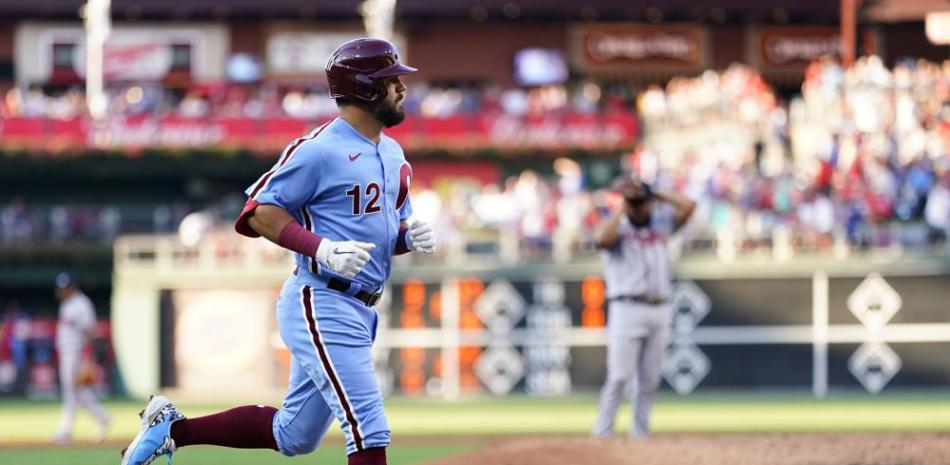 Kyle Schwarber, de los Filis de Filadelfia, recorre las bases tras pegar un jonrón de tres carreras en el cuarto inning del partido ante los Bravos de Atlanta.