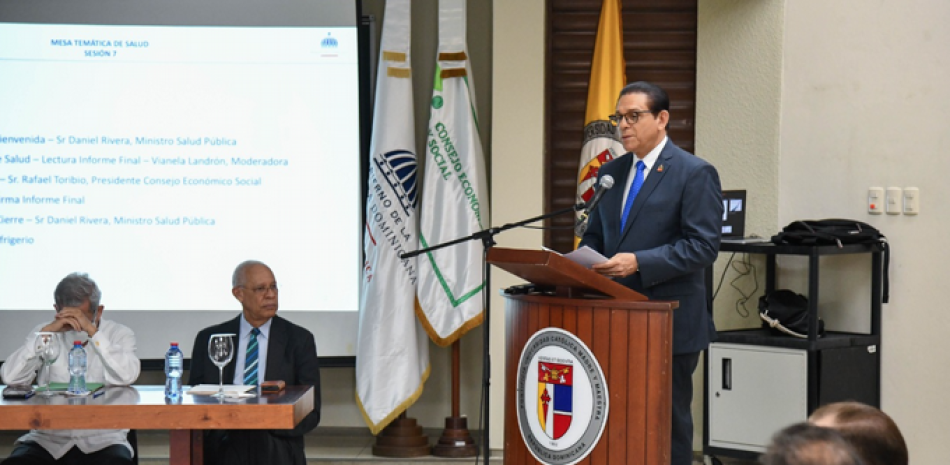 El ministro de Salud, Daniel Rivera, encabezó la reunión.