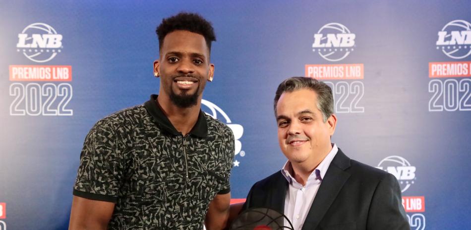 Antonio Mir, presidente de la LNB, entrega el premio de Jugador Más Valioso a Juan Miguel Suero.