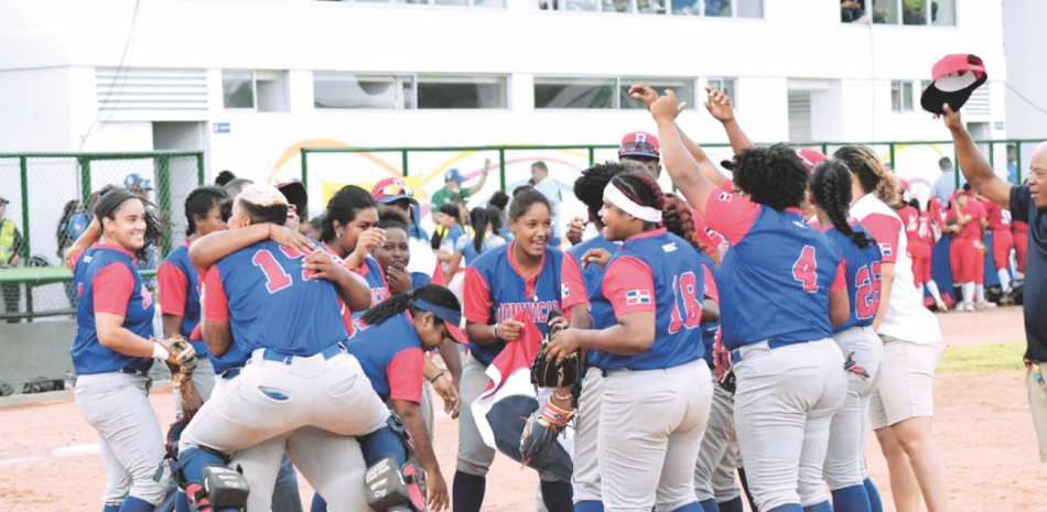 Las integrantes de la selección dominicana celebran en el diamante la obtención de la medalla de oro tras derrotar doce carreras por tres a su similar de Colombia en la final del torneo de softbol femenino de los XIXJuegos Bolivarianos (Lea más en el Listíndiario.com.do)