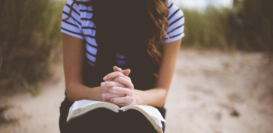 Que tu forma de orar sea una constante obra de amor y de servicios al prójimo. Pixabay