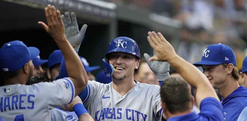 Vinnie Pasquantino (9), de los Reales, celebra su primer jonrón en Grandes Ligas, que pegó en la cuarta entrada del juego de béisbol en contra de los Tigres de Detroit.