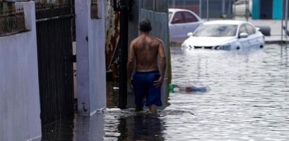 Un hombre camina por una calle inundada en Puerto Rico. Foto de archivo LD