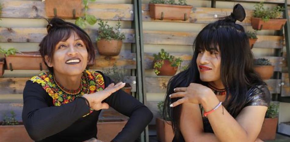 Roxana y Alexandra (d), indígenas Embera trans, hablan durante una entrevista con Efe el 01 de julio de 2022, en Bogotá, Colombia. Foto: Carlos Ortega/EFE