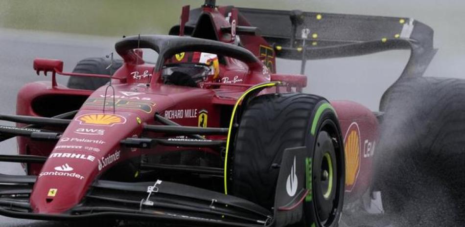 El español Carlos Sainz con Ferrari corre en la clasificación para el Gran Premio Británico de la Fórmula Uno en Silverstone, Inglaterra.
