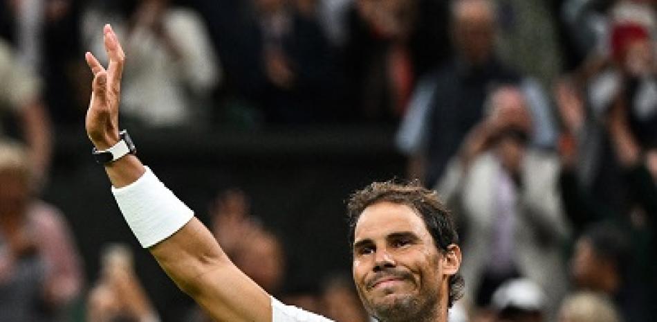 Rafael Nadal de España celebra la victoria contra Lorenzo Sonego de Italia al final de su partido de tenis individual masculino en el sexto día del Campeonato de Wimbledon 2022. Foto: AFP Forum