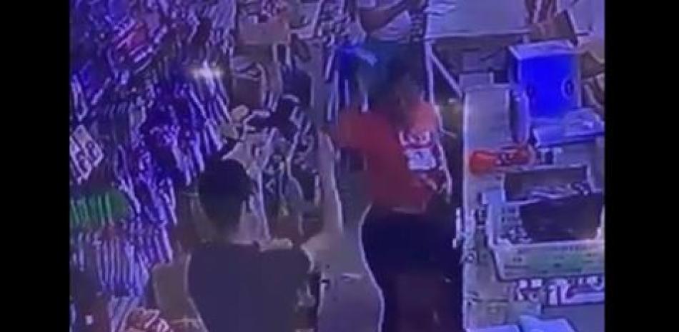 Video en el que se observa la agresión de la dama hacia su empleador. Foto de archivo