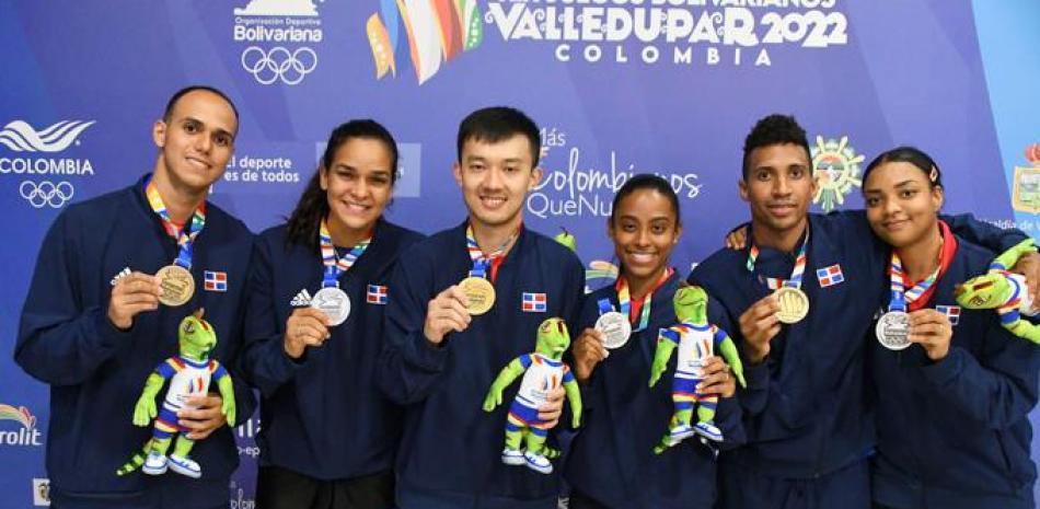 Equipos dominicanos de tenis de mesa que ganaron medallas de oro y plata en los Juegos Bolivarianos.