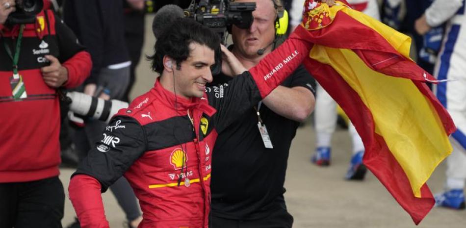 Carlos Sainz celebra tras ganar el Gran Premio de Silverstone.
