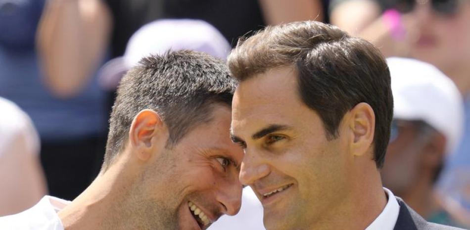 Roger Federer y Novak Djokovic conversan animadamente.