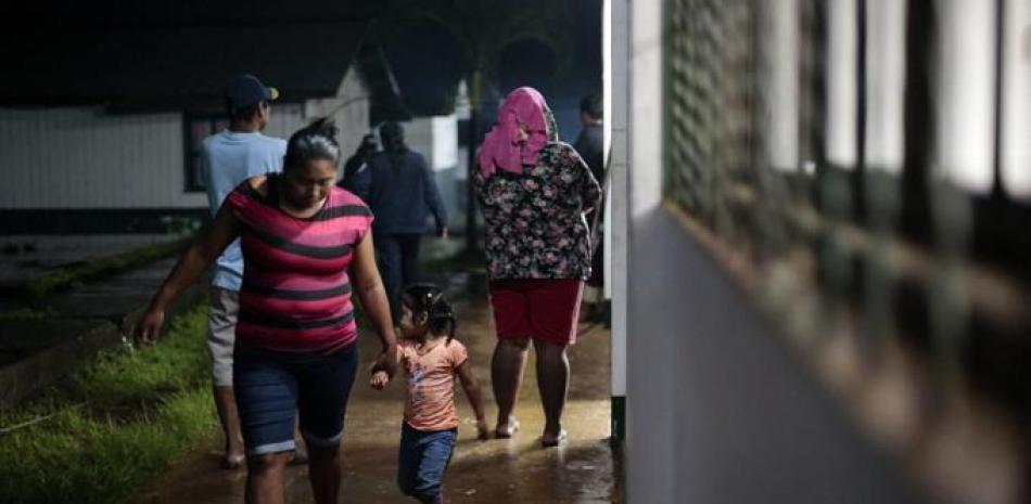 Una mujer y su hija caminan en un refugio temporal antes de la llegada de la tormenta tropical Bonnie en Nicaragua, el 1 de julio de 2022.
OSWALDO RIVAS / AFP