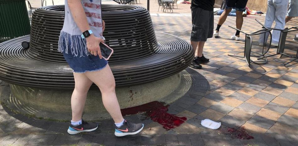 Un charco de sangre en la plaza de Port Clinton en Highland Park, tras un tiroteo en un desfile del 4 de julio, en un suburbio de Chicago, el lunes 4 de julio de 2022. Foto: Lynn Sweet/AP.