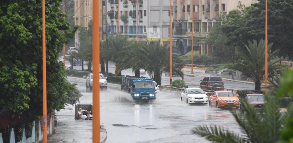 Las intensas lluvias, producto de una vaguada y una onda tropical, causaron inundaciones en calles y avenidas.