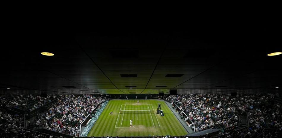 Tim van Rijthoven devuelve ante Novak Djokovic durante los octavos de final del torneo de Wimbledon.