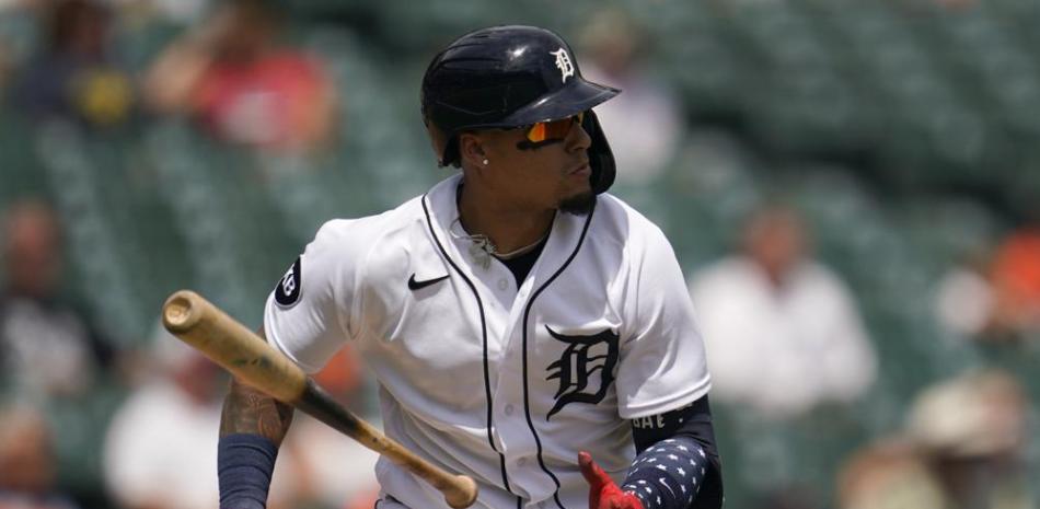 Javier Báez, de los Tigres de Detroit, conecta un sencillo productor en la 7ma entrada del partido ante los Guardianes de Cleveland.