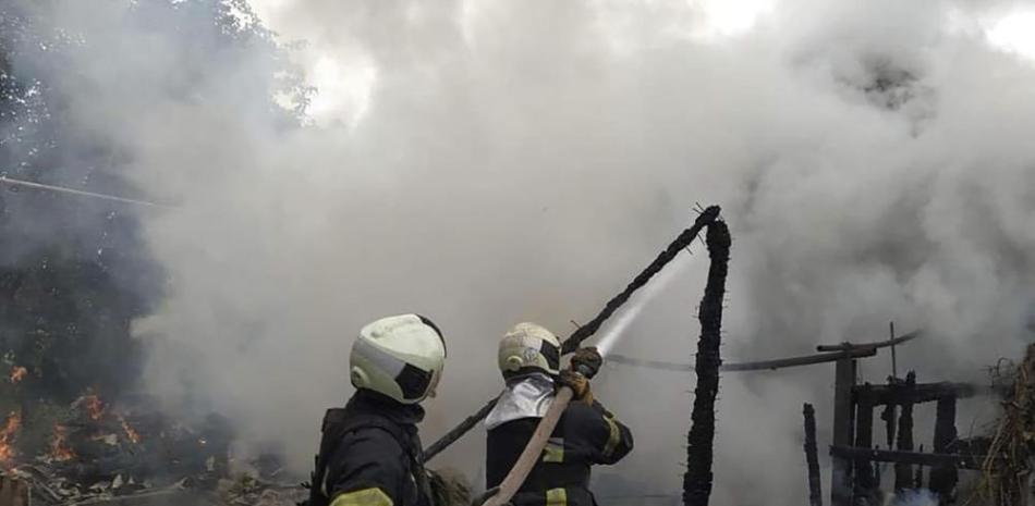 Bomberos ucranianos trabajan para extinguir un incendio en un edificio residencial dañado en Lysychansk, región de Lugansk, Ucrania, la madrugada del domingo 3 de julio de 2022. AP
