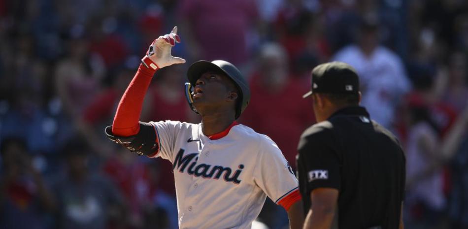 Jesús Sánchez, de los Marlins de Miami, celebra su jonrón de dos carreras durante la novena entrada del juego de béisbol en contra de los Nacionales de Washington.