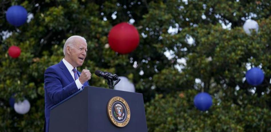 El presidente Joe Biden habla durante la celebración del Día de la Independencia en el Jardín Sur de la Casa Blanca, el 4 de julio de 2021, en Washington. (Foto AP/Patrick Semansky, archivo