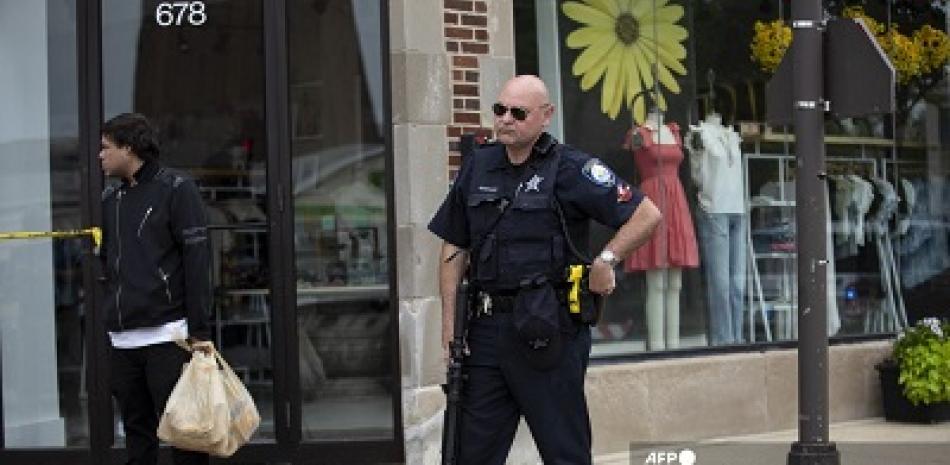 Agentes policiales de Chicago en el lugar del tiroteo. AFP