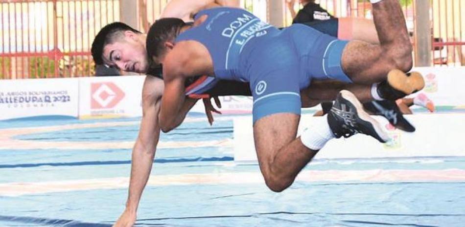 Enyer Feliciano, de República Dominicana, derriba a Lisandro Cabrera, de Paraguay, en el repechaje por el bronce de la categoría 67 kilogramos de lucha olimpica.