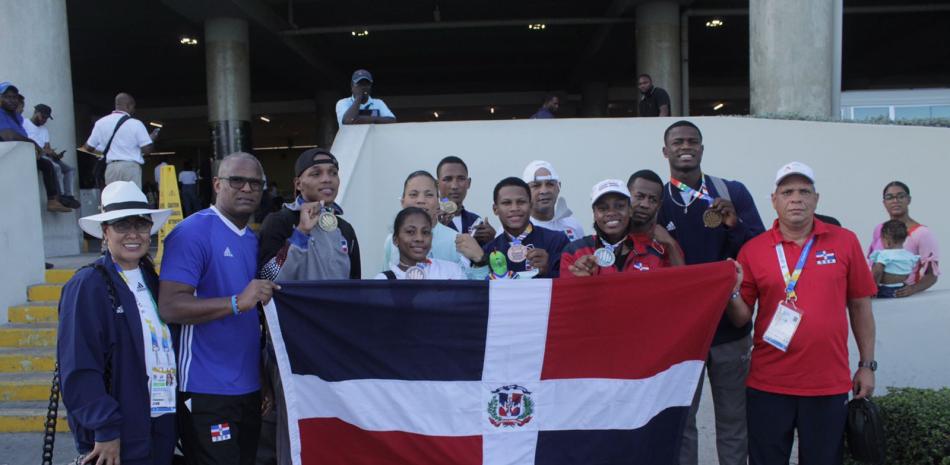 El equipo de boxeo que participó en los Juegos Bolivarianos a su llegada al país.