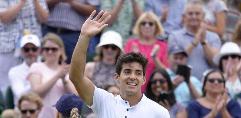 El chileno Cristian Garín celebra tras derrotar al australiano Alex De Miñaur en los octavos de final del torneo de Wimbledon.