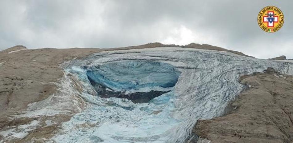 El Cuerpo Nacional de Rescate Alpino y Espeleológico muestra un glaciar en los Alpes cerca de Trento. AP