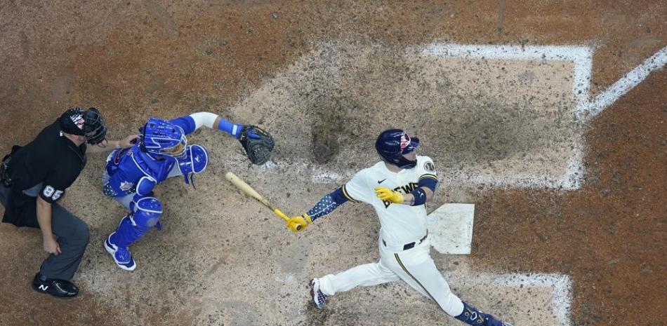 Víctor Caratini, de los Cerveceros de Milwaukee, dispara un jonrón de tres carreras para ganar el partido en la 10ma entrada ante los Cachorros de Chicago.