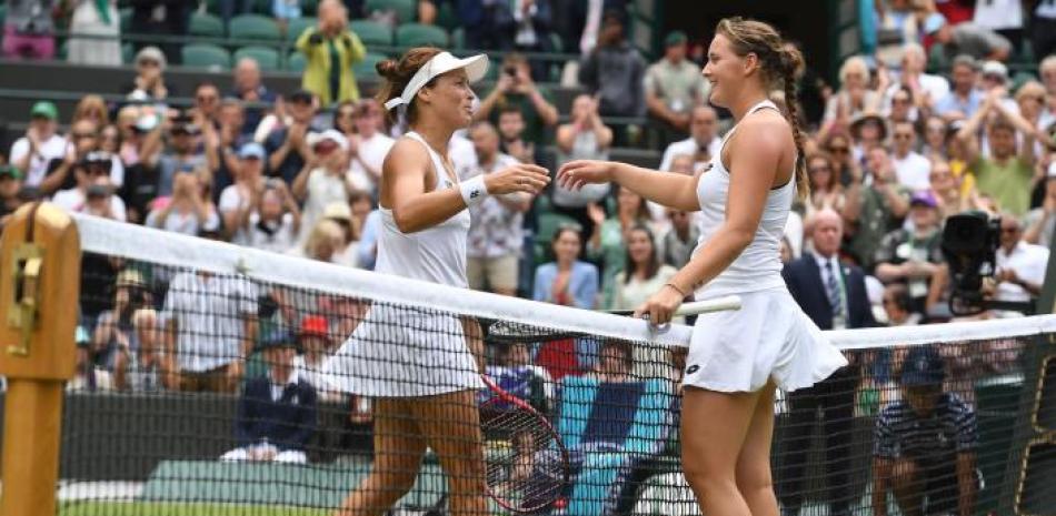 Tatjana Maria, a la izquierda, es felicitada por Jule Niemeier tras su triunfo en los cuartos de final del torneo de Wimbledon.