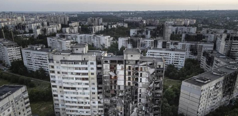 Un edificio de apartamentos dañado por ataques rusos en Járkiv, Ucrania, el lunes 4 de julio de 2022. (AP Foto/Evgeniy Maloletka)