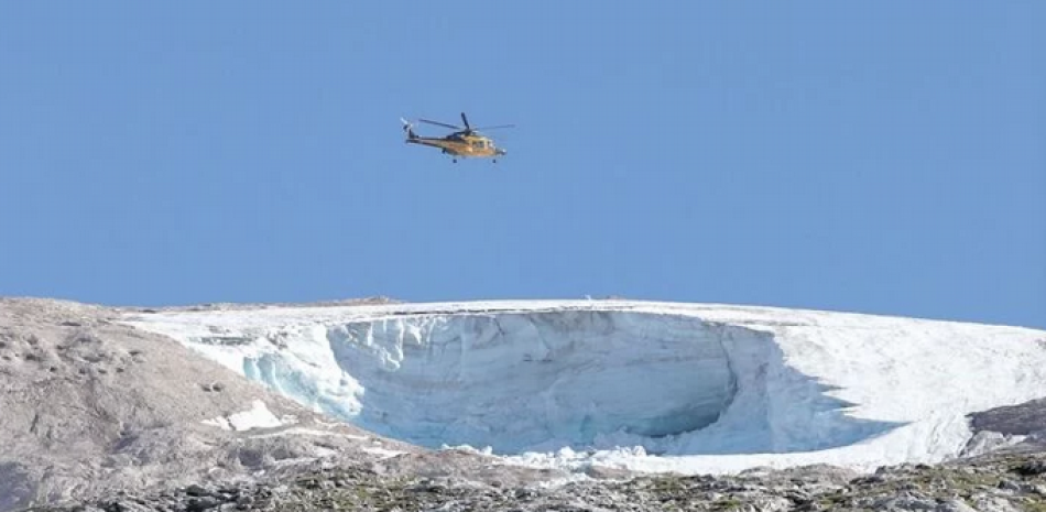 Un helicóptero sobrevuela el glaciar de La Marmolada después del derrumbe. EFE
