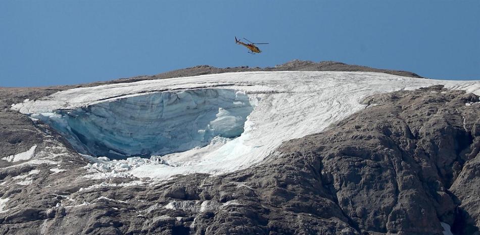 Un helicóptero en las búsquedas de los desaparecidos tras el desprendimiento de un glaciar de la Marmolada, en los Alpes italianos. EFE/ Andrea Solero