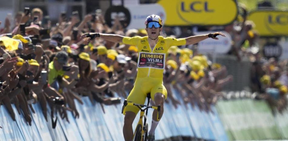 Wout Van Aert, con la casaca amarilla de líder general, celebra al cruzar la meta y ganar la cuarta etapa del Tour de Francia.