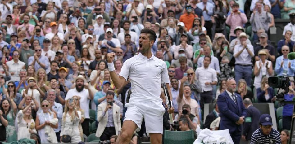 Novak Djokovic celebra tras vencer a Jannik Sinner en los cuartos de final de Wimbledon.